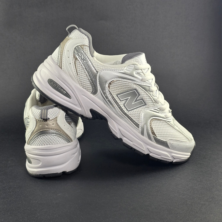 سفید- نقره ای